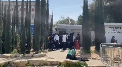 בחורי הישיבות ממתינים מחוץ ללשכת הגיוס בתל השומר