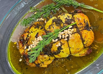 עוף שלם ממולא באורז וצנוברים