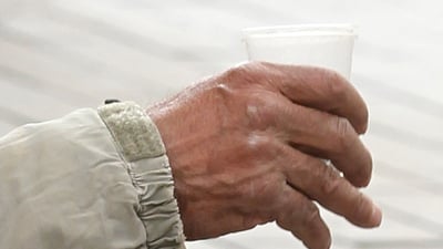מתנות לאביונים; קצת כסף לעני מכובד • צפו