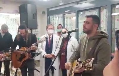 צפו: ישי ריבו שימח את החולים ב'שערי צדק'
