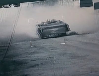 צפו: לוחמים אוקראינים מפציצים משוריין רוסי