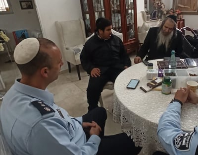 הקצין  שסטר וזוכה התפייס עם הילד החרדי