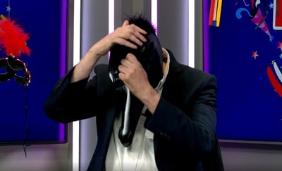 מיהו העיתונאי שהסתתר בתוך ה'סוס'? • צפו