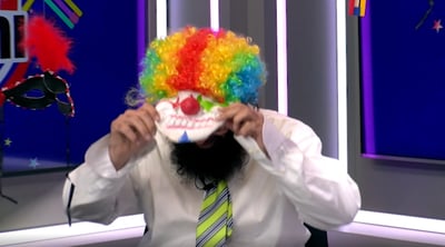 "הליצן" הכי מצחיק מסיר את המסכה - ונחשף • צפו