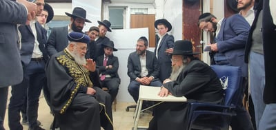 צפו: הראשון לציון מנחם את בנו של הגר"ח קנייבסקי