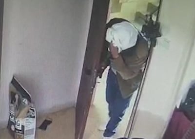 פרץ לדירה בבני ברק ונתפס על חם • צפו