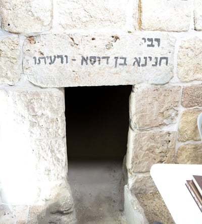 בתיאום עם כוחות הביטחון, הורשה להיכנס אברך אחד, שהיה שלוחם של מניין האברכים