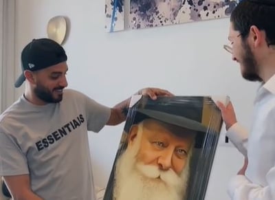 ליפסקר מעניק לאיתי לוי תמונה של הרבי