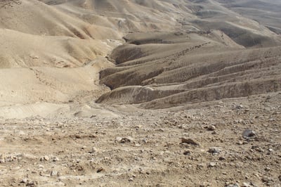 מבט על אחד הצוקים בהר מונטאר עליו חוקרים רבים מצביעים כ'צוק עזאזל'
