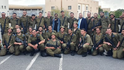 עם חיילי צה"ל בב"ח גולני ברגבים