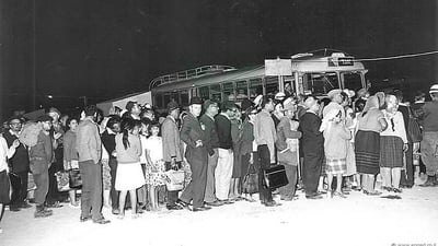 תמונת ארכיון משנת 1966 - הר מירון, ל'ג בעומר. התור לאוטובוסים בסיום החגיגות
