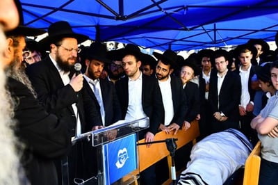 הבן, רבי אריה קוק, מקריא את הצוואה