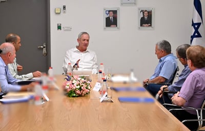 שר הביטחון גנץ וחברי ועדת הפרס