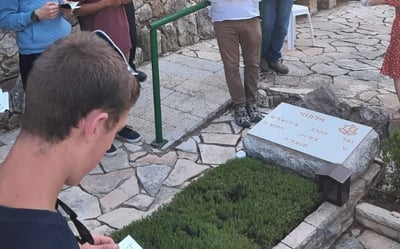 בקבר של החייל האלמוני