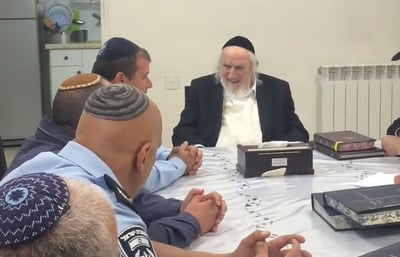הגר"ש אוירבך עם בכירי המשטרה בירושלים