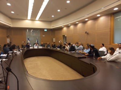ועדת החוקה בדיוניה הלילה