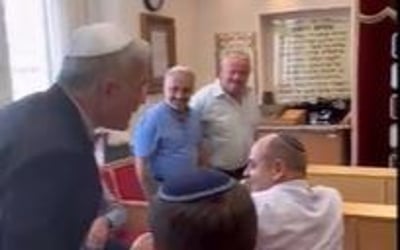 יאיר לפיד בבית הכנסת