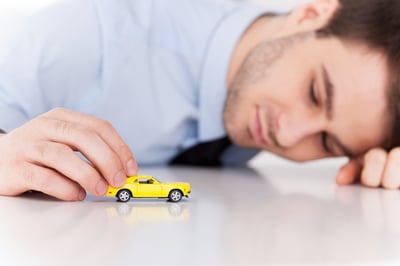 מודאגים מהמתבגר שמשחק במכוניות? כך תפעלו