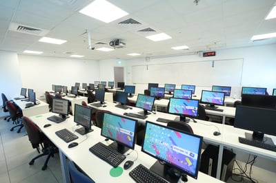 גולת הכותרת היא אפשרות ללמוד לתואר במקביל לעבודה הרגילה, לפרנסת המשפחה