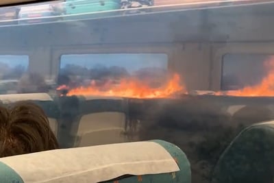 החום באירופה: רכבת עברה דרך שדה בוער