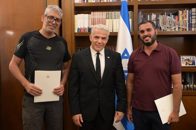 לפיד עם האזרחים שנטרלו את המחבל