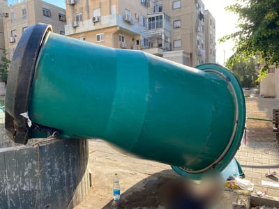 פח מוטמן נפל על עובד שפונה במצב בינוני