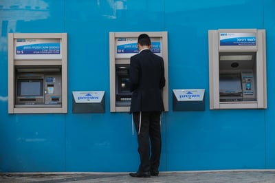 אברך מושך כסף מבנקט