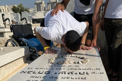 תיעוד: הפצוע השתטח על קבר חברו שנהרג