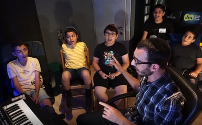 הצצה אל מאחורי הקלעים של מקהלת משאלות