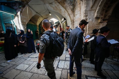 יהודים מתפללים בעיר העתיקה בתשעה באב, אילוסטרציה