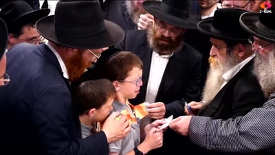 אוי!!! יתומי משפחת גלושטיין בקריעה על אמם ע"ה • צפו