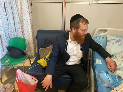 הרב גלושטיין ליד מיטת ביתו