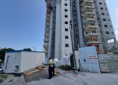 מעלית נפלה מגובה 12 קומות ומחצה למוות שני פועלים
