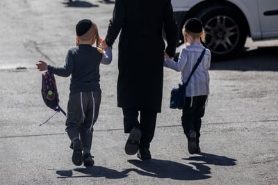 ילדים קטנים בדרך לחיידר; ארכיון, למצולמים אין קשר לכתבה