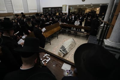 תיעוד דומע: החסידים מתאבלים לצד מיטת האדמו"ר זצ"ל