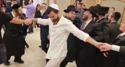 לוי מפזז בחתונה