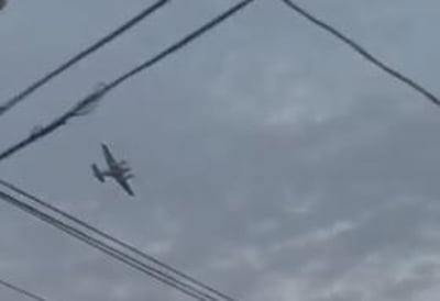 המטוס חג מעל העיר