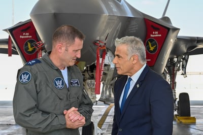 לפיד בביקור בטייסת נשר הזהב