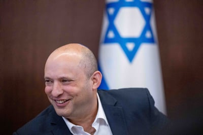 אחרי הפרישה: בנט מבזבז סכומי עתק על מודעות ברשתות