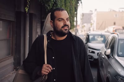 עקיבא בסינגל קליפ חדש: "בשעה אחת"