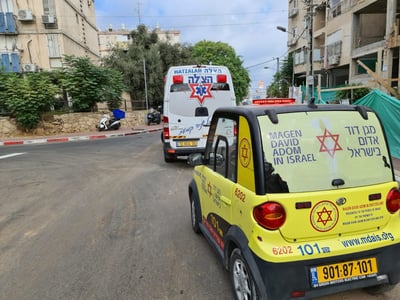 כוחות הצלה בסמוך לבית המשפחה