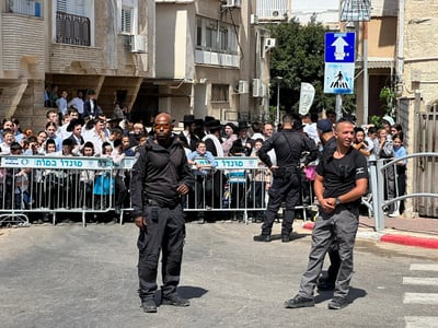 הסקרנים גודשים את הרחוב: נתניהו מגיע לבית הגרי"ג