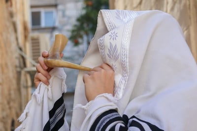 הרב בנימין חותה עם הלכות תקיעת שופר למעשה עם המחשה • צפו