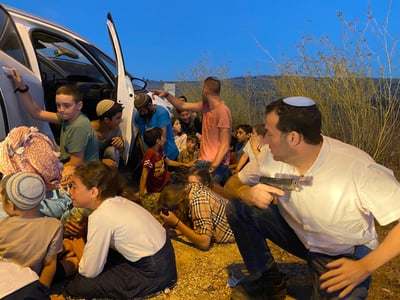ראש המוא"ז שומרון יוסי דגן, מסתתר מאחורי הרכב בעת הירי