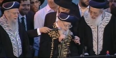 צפו: מרן הגר"ע יוסף זצ"ל מברך במעמד 'זכר להקהל' בכותל