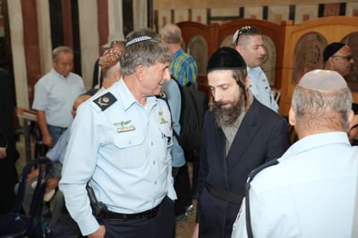 מפקד המחוז סייר עם אבא של מוישי במערת המכפלה