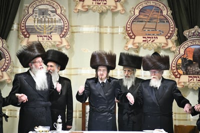 הרבי רקד עם ראשי הכוללים: סוכות ושמחת תורה בסאדיגורה