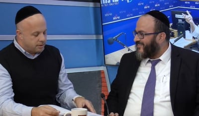 מנחם טוקר ועמי מימון | ארכיון • בוידיאו: מימון מפתיע את יוני טוקר