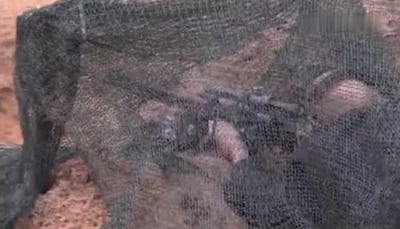 מעלה את המורל? פוטין נשכב על הרצפה ופתח בירי • צפו