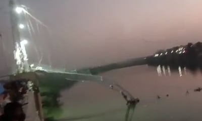 מיתרי הגשר נקרעו, מאות נפלו למים ועשרות נהרגו | תיעוד